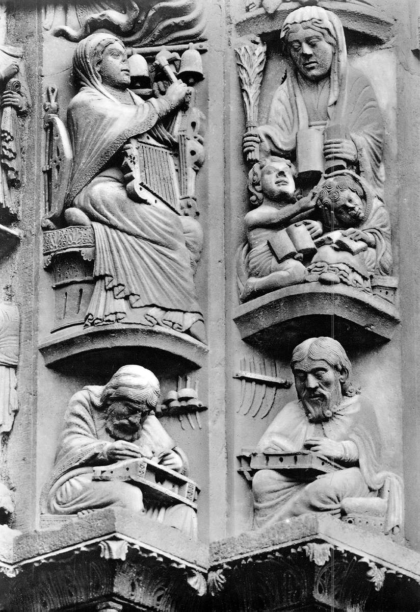 Statuaire de la Cathédrale Notre-Dame de Chartres symbolisant La doctrine pythagoricienne des rapports entiers gouvernant l'harmonie musicale sur les cloches , le monocorde et la cithare